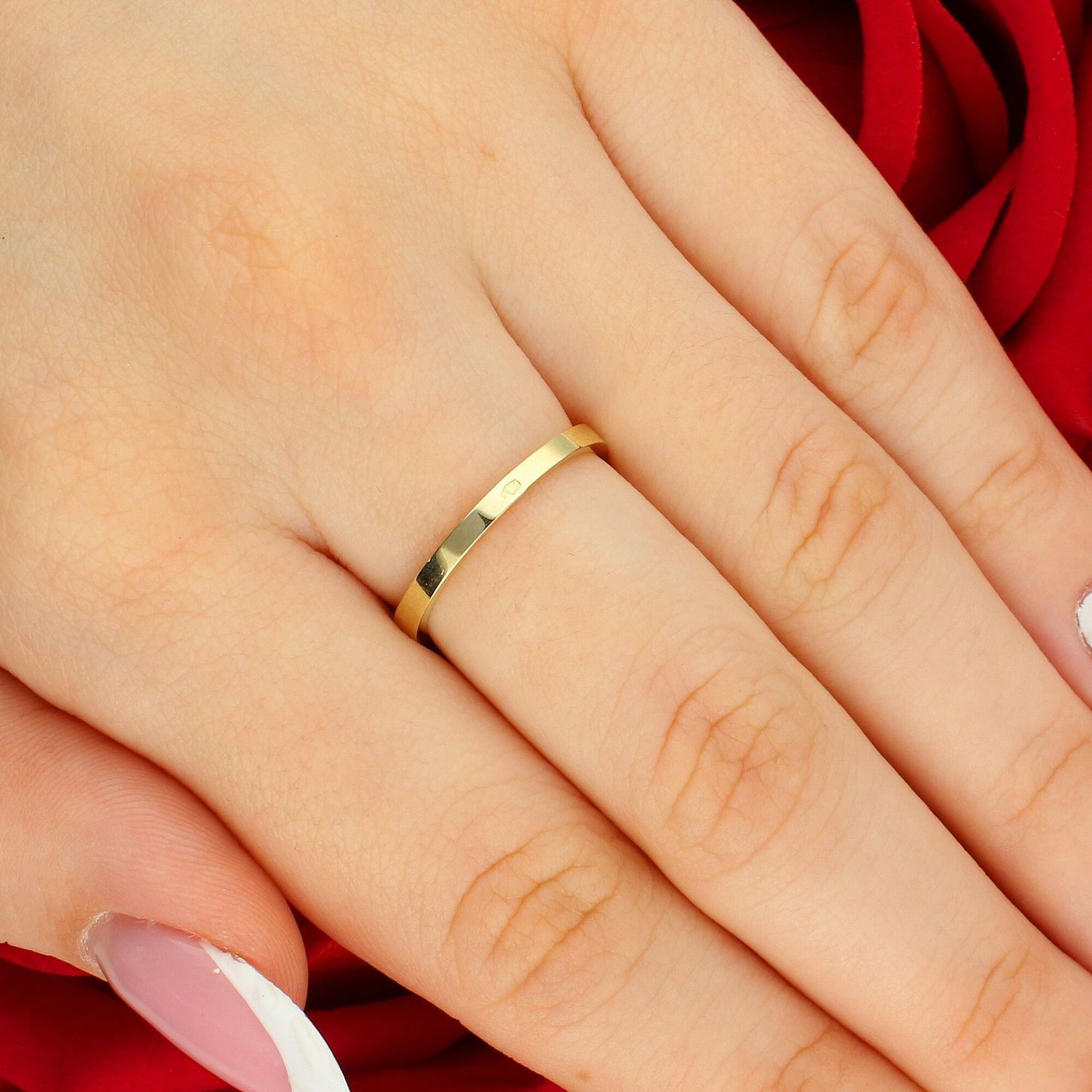 Złoty pierścionek damski z różową cyrkonią i dwoma białymi kamieniami cyrkonie.jpg